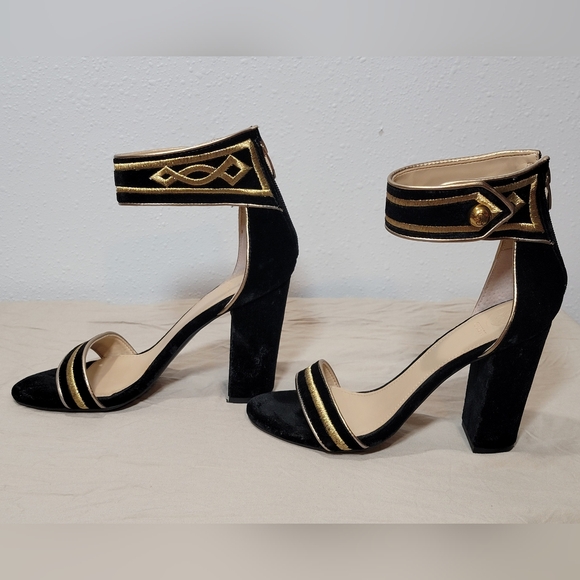 GUESS CERSIAN Black and Gold Velvet Chunky Block Heeled Sandal Sz 7.5 Chic - Picture 5 of 12